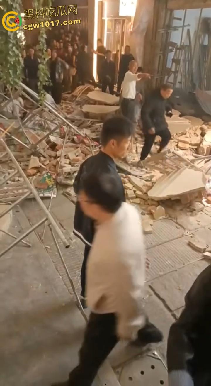 长沙潮宗街一家店面白天热火朝天装修，晚上却突然墙体崩塌，巨石压倒路过行人，路人纷纷挖土救人！  第1张