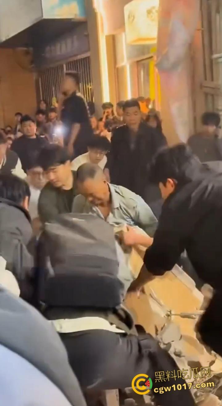 长沙潮宗街一家店面白天热火朝天装修，晚上却突然墙体崩塌，巨石压倒路过行人，路人纷纷挖土救人！  第2张