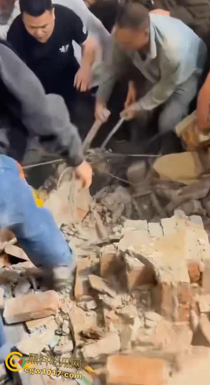 长沙潮宗街一家店面白天热火朝天装修，晚上却突然墙体崩塌，巨石压倒路过行人，路人纷纷挖土救人！  第3张