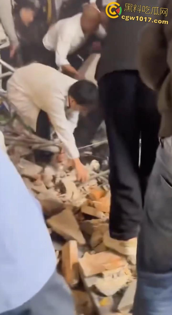 长沙潮宗街一家店面白天热火朝天装修，晚上却突然墙体崩塌，巨石压倒路过行人，路人纷纷挖土救人！  第4张