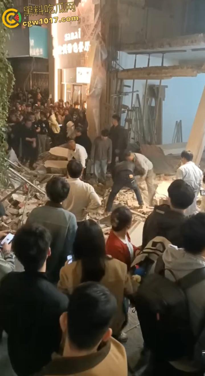 长沙潮宗街一家店面白天热火朝天装修，晚上却突然墙体崩塌，巨石压倒路过行人，路人纷纷挖土救人！  第6张