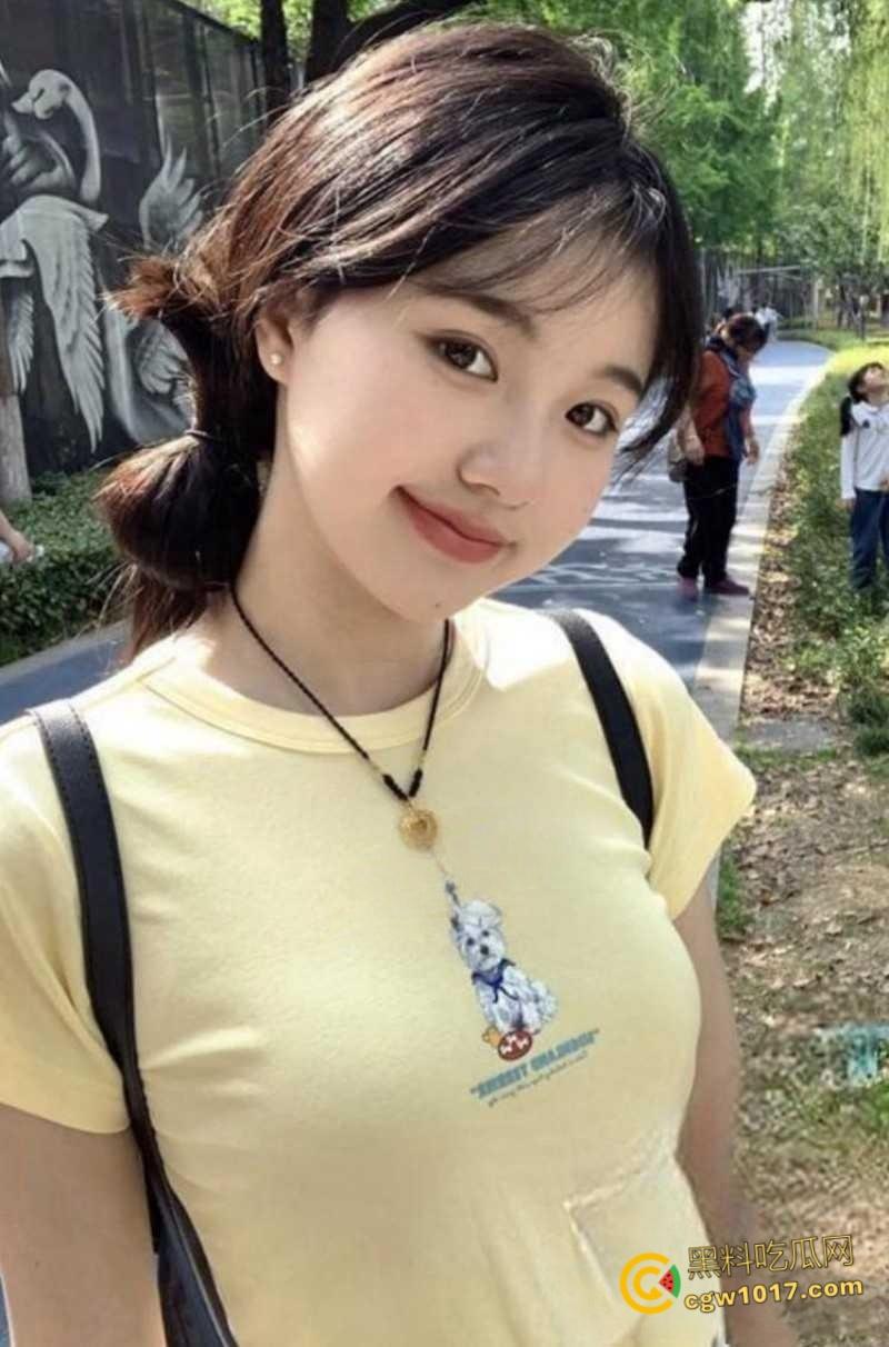 四川成都中医药大学【满雨涵】，天生母狗奴性十足，为取悦男友宿舍情趣白丝自慰，胴体白嫩娇喘诱人！  第2张