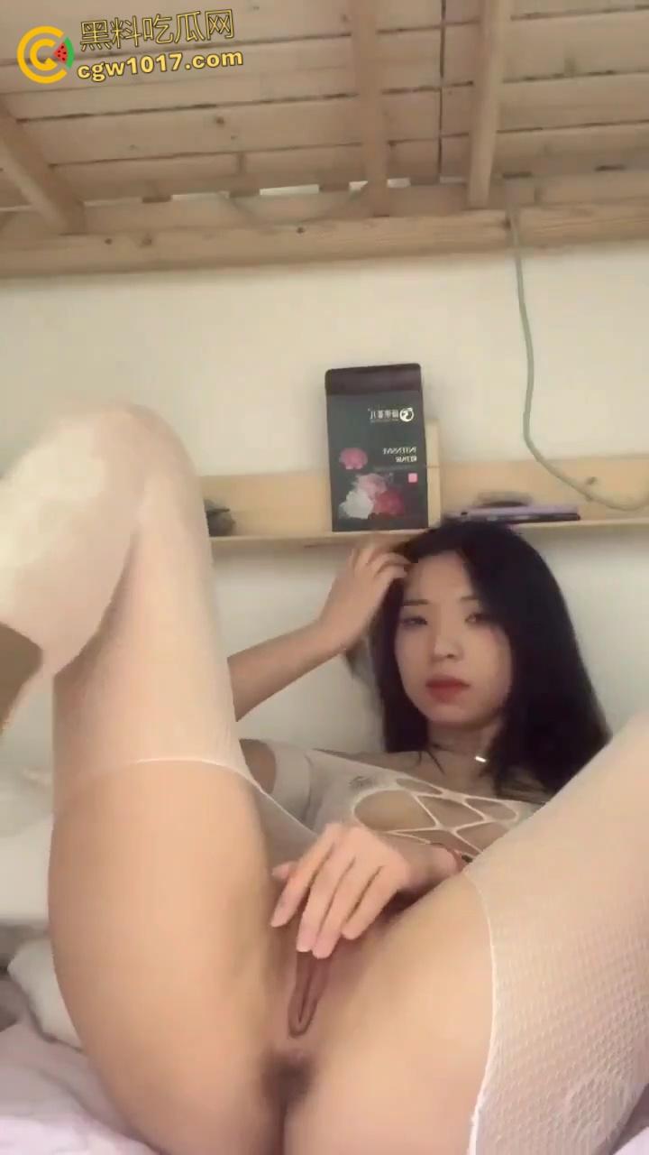 四川成都中医药大学【满雨涵】，天生母狗奴性十足，为取悦男友宿舍情趣白丝自慰，胴体白嫩娇喘诱人！  第5张