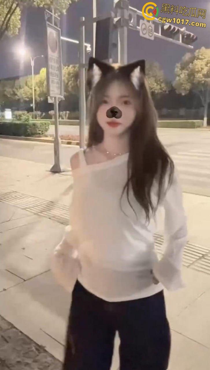 天津精神小妹【李美娜】被金主调教，表面看起来像个邻家小妹妹，私底下狗链牵引口交深喉，反差母狗骚气爆棚！  第1张