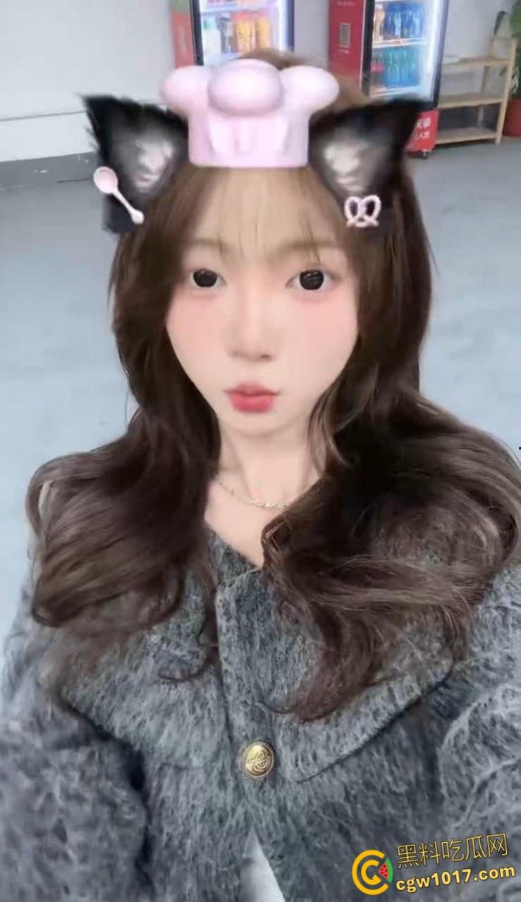 天津精神小妹【李美娜】被金主调教，表面看起来像个邻家小妹妹，私底下狗链牵引口交深喉，反差母狗骚气爆棚！  第3张