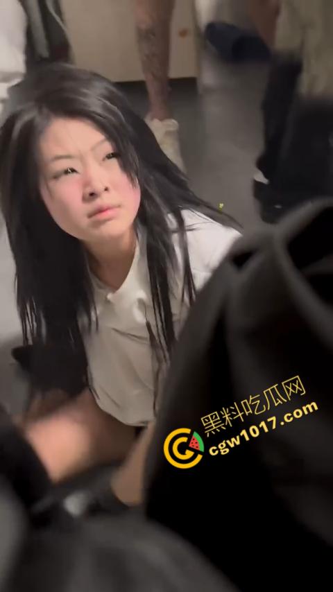 精神小妹狂霸凌视频疯传！暴力扒衣雪白奶子尽显，以多欺少，暴力画面震撼网络，引发热议。  第9张