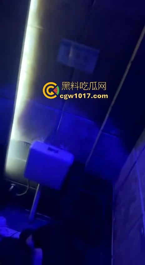 酒吧厕所准备做爱没想到门外确一堆人在偷拍，不是都这么热闹了里面这哥们一点没察觉吗？快点啊人家等着上厕所呢！  第3张