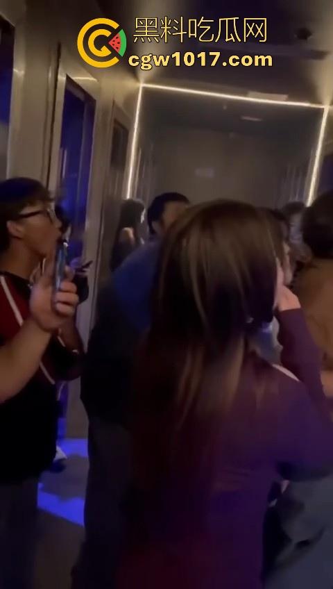 酒吧厕所准备做爱没想到门外确一堆人在偷拍，不是都这么热闹了里面这哥们一点没察觉吗？快点啊人家等着上厕所呢！  第9张