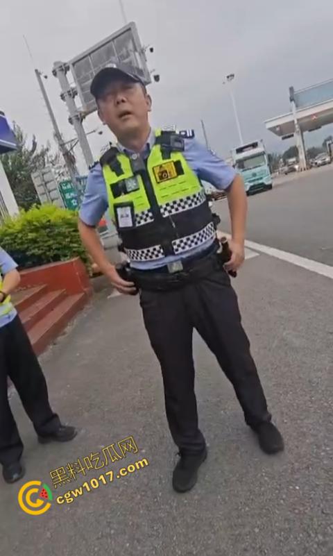 福建高速路口上演“辣椒水暴力”惨剧：交警野蛮执法，企图抢夺证据！公众怒呼严惩黑警！  第3张