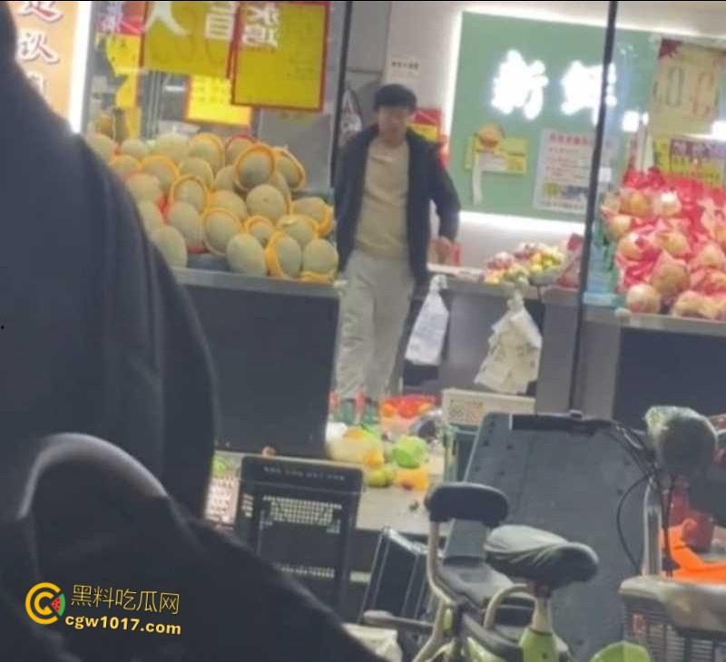 杭州乔司街道水果店，男子因老板拖欠数月工资，生活彻底陷入绝境，压力爆发打砸水果店混乱！  第1张