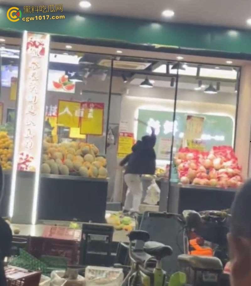 杭州乔司街道水果店，男子因老板拖欠数月工资，生活彻底陷入绝境，压力爆发打砸水果店混乱！  第3张