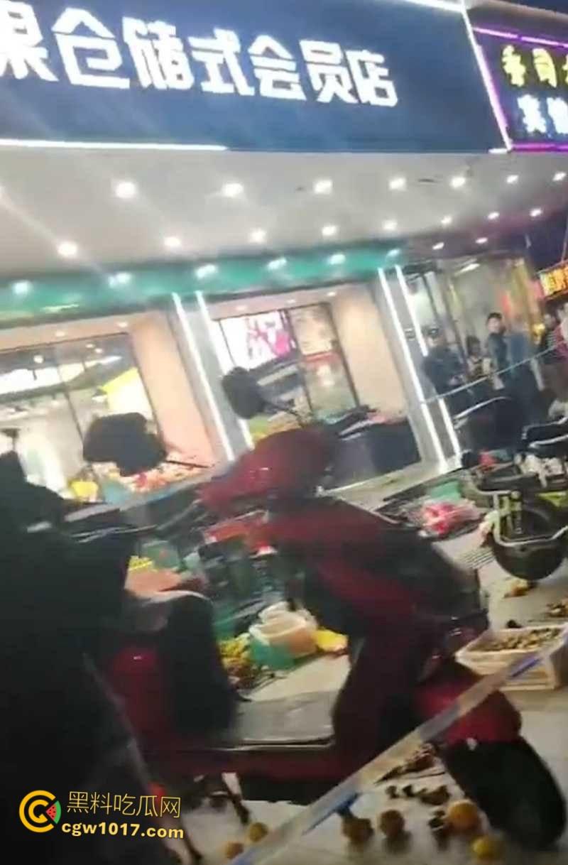 杭州乔司街道水果店，男子因老板拖欠数月工资，生活彻底陷入绝境，压力爆发打砸水果店混乱！  第5张