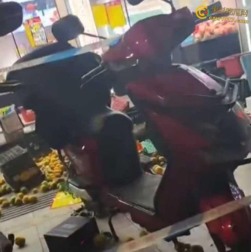 杭州乔司街道水果店，男子因老板拖欠数月工资，生活彻底陷入绝境，压力爆发打砸水果店混乱！  第6张
