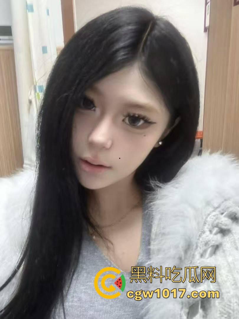 地雷OD妹求爱被拒，只喜欢大鸡巴哥哥猛捅，没大屌这生活是一天都活不下去，不惜跪下猛填自慰猛男塞满空虚的小穴！  第6张