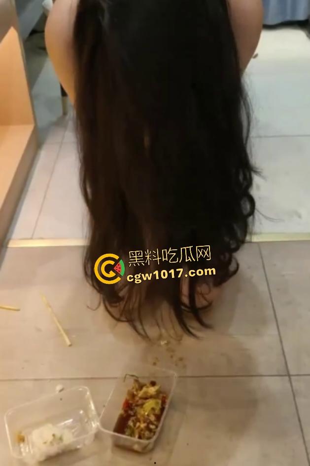 女同调教把女奴当狗，女主光脚踩让跪地吃剩饭，狼吞虎咽吃下去，猫都比她过得好，钱多你也能养几只宠物！  第5张