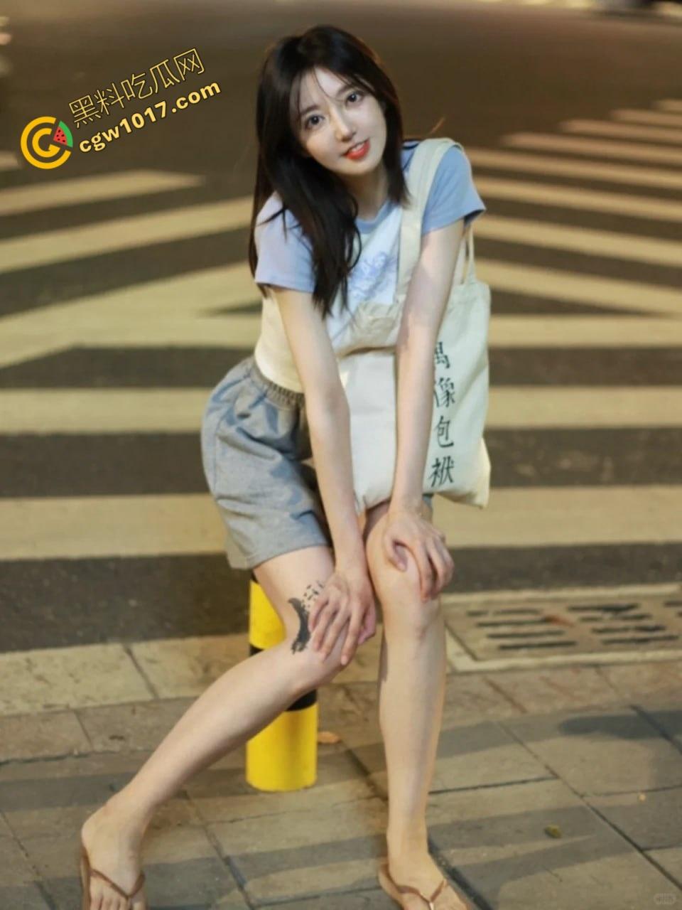 深圳20岁气质御姐【姜雪】与男友居家自拍泄密：清纯大眼女神秒变母狗，厨房撅臀口交深喉，粉嫩骚逼被大屌暴插内射  第1张