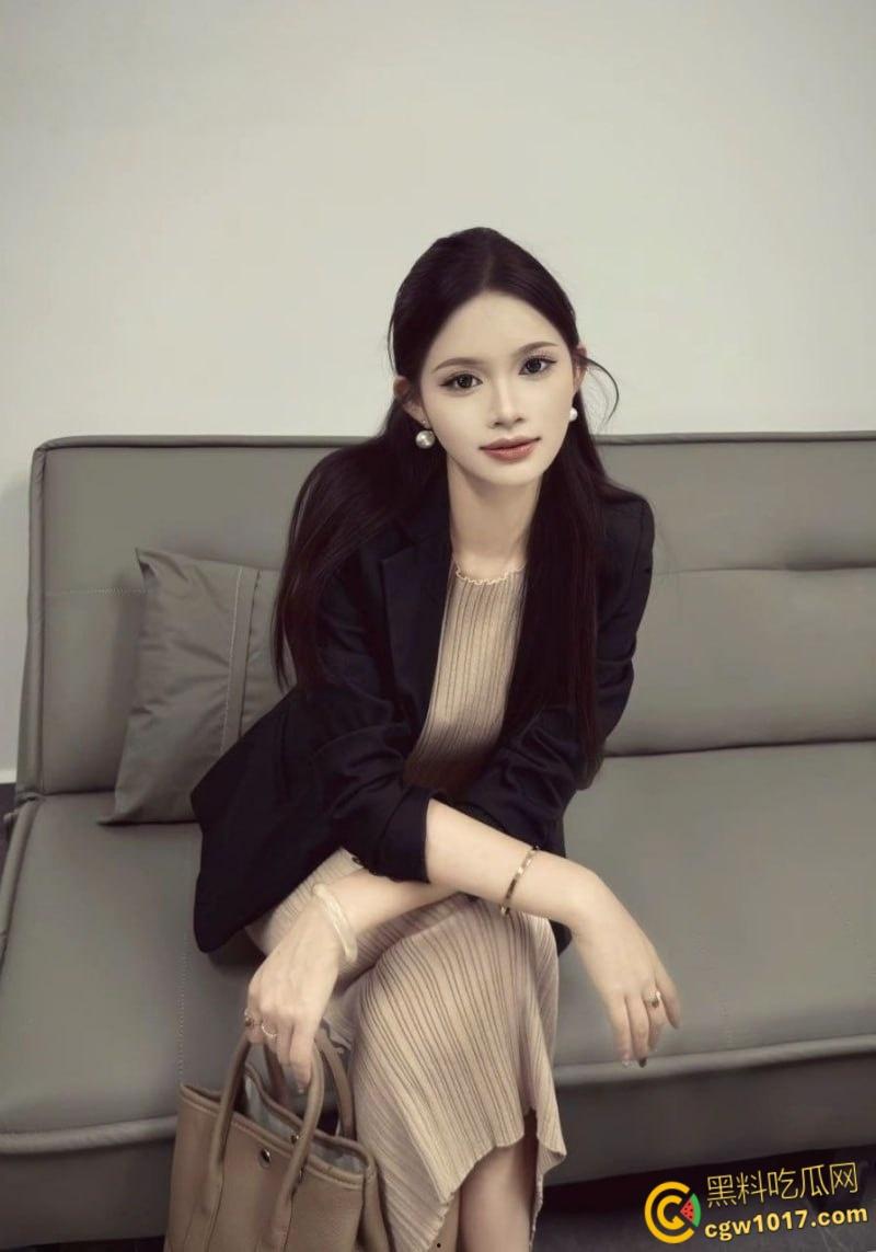 北京人妻【张霓裳】被金主调教爆操，美乳晃荡如水波荡漾，深喉口交骑乘后入，任金主肆意玩弄！  第2张