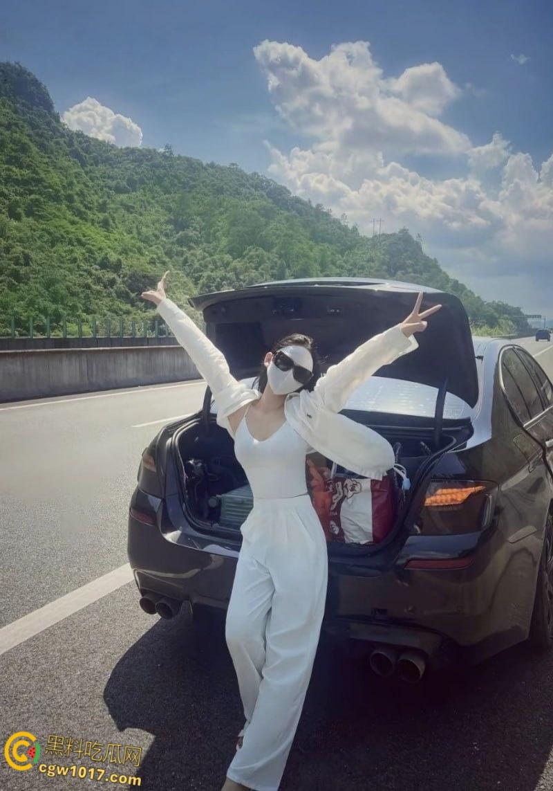 北京人妻【张霓裳】被金主调教爆操，美乳晃荡如水波荡漾，深喉口交骑乘后入，任金主肆意玩弄！  第3张