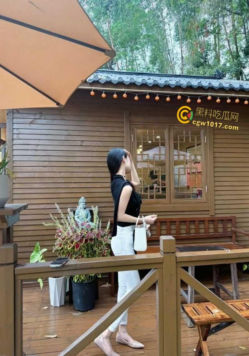 北京人妻【张霓裳】被金主调教爆操，美乳晃荡如水波荡漾，深喉口交骑乘后入，任金主肆意玩弄！  第4张