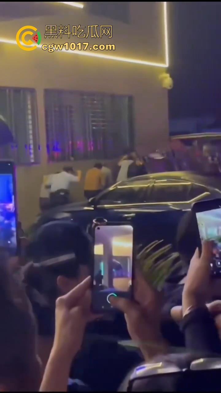 海南琼中爆发大规模群体抗争！因海南天然橡胶产业集团偷砍农民的槟榔田爆发，现场的农民们情绪机动！  第1张