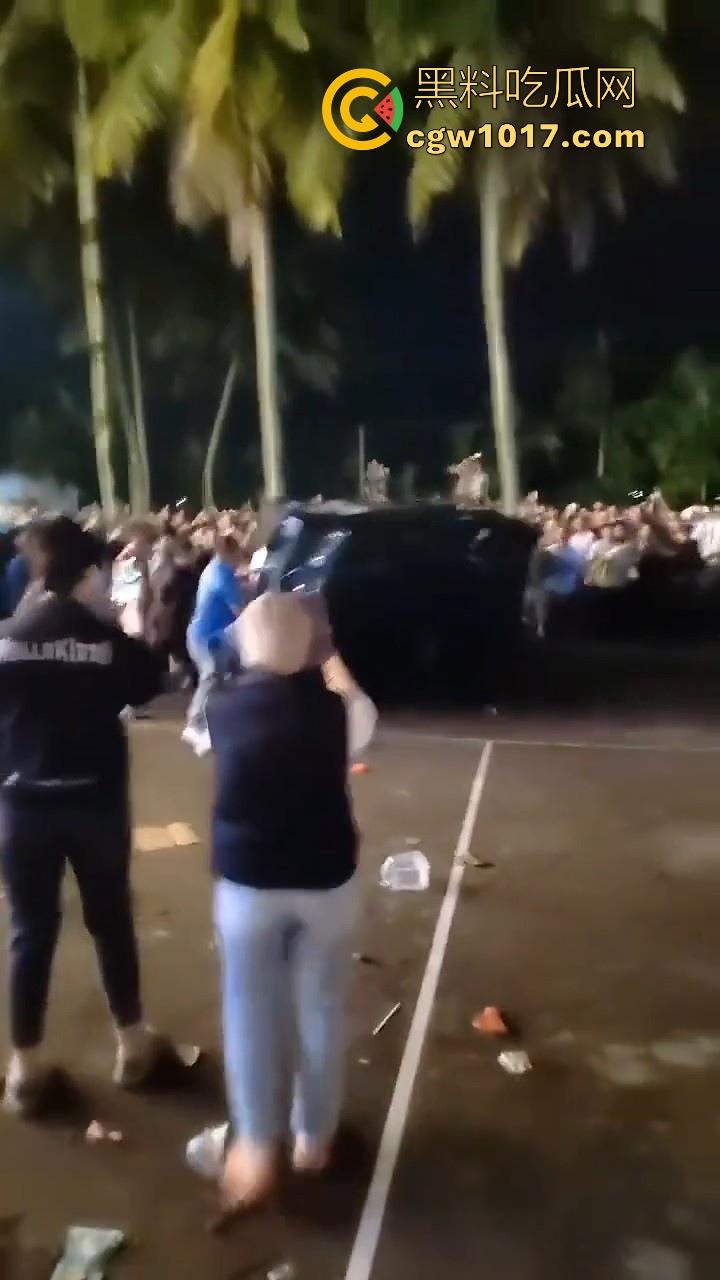 海南琼中爆发大规模群体抗争！因海南天然橡胶产业集团偷砍农民的槟榔田爆发，现场的农民们情绪机动！  第2张