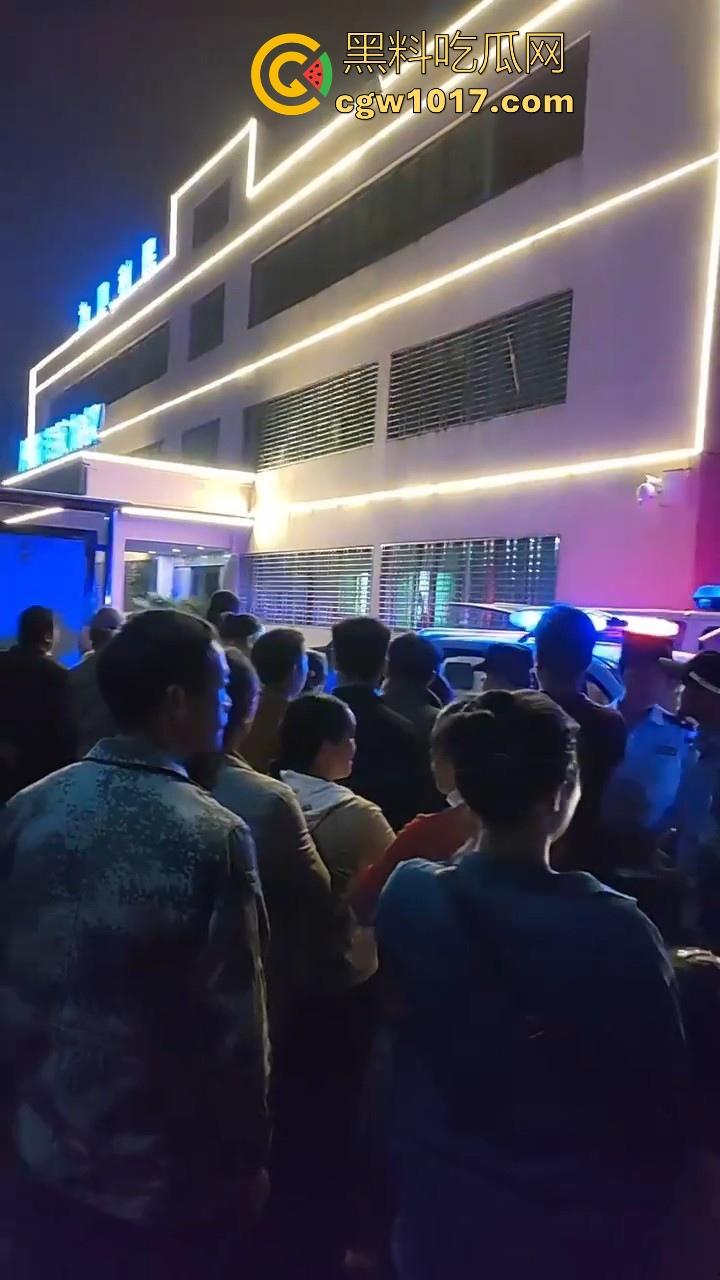 海南琼中爆发大规模群体抗争！因海南天然橡胶产业集团偷砍农民的槟榔田爆发，现场的农民们情绪机动！  第4张