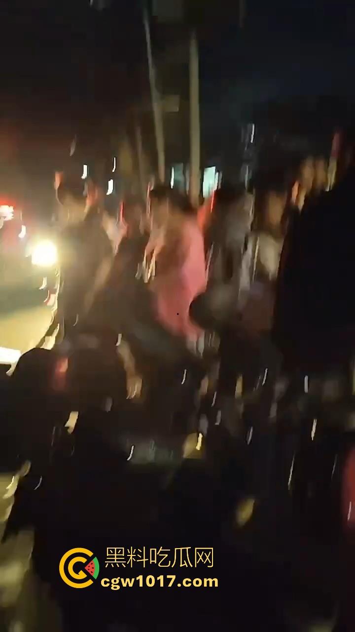 海南琼中爆发大规模群体抗争！因海南天然橡胶产业集团偷砍农民的槟榔田爆发，现场的农民们情绪机动！  第10张