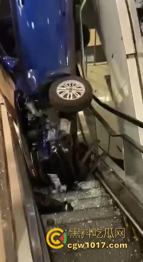 不是我一开始真以为在拍电影呢！女司机驾驶车辆失控冲入商场，撞到自动扶梯后停下，堪称恐怖大片！  第2张