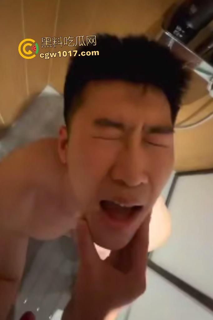 Gay公狗酒店被调教，狗链拴地爬行，还被尿身上虐蛋蛋，狠狠地舔脚吃口水，比女人还骚的反差贱狗！  第1张