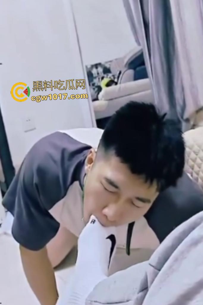 Gay公狗酒店被调教，狗链拴地爬行，还被尿身上虐蛋蛋，狠狠地舔脚吃口水，比女人还骚的反差贱狗！  第7张