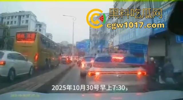 广西柳州市红光大桥发生一起公交车失控事故，多辆车被撞后车体受损，两轮电车驾驶员轻微受伤。  第1张