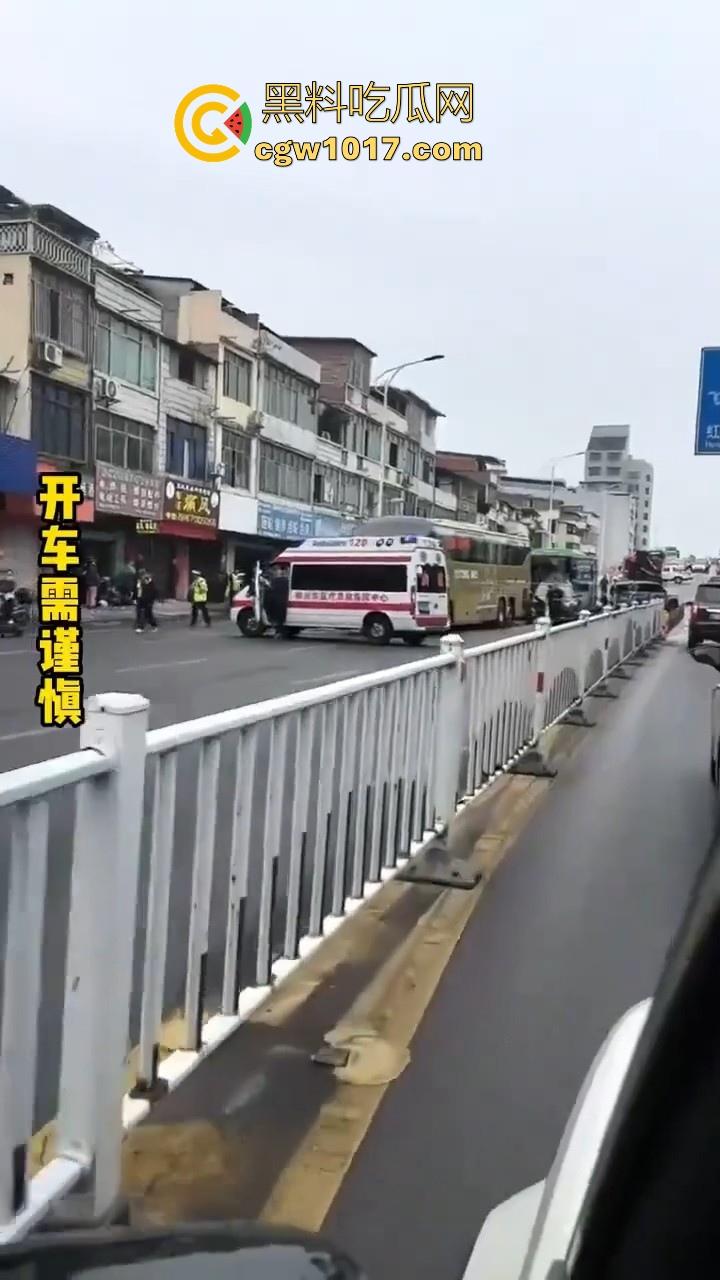 广西柳州市红光大桥发生一起公交车失控事故，多辆车被撞后车体受损，两轮电车驾驶员轻微受伤。  第2张