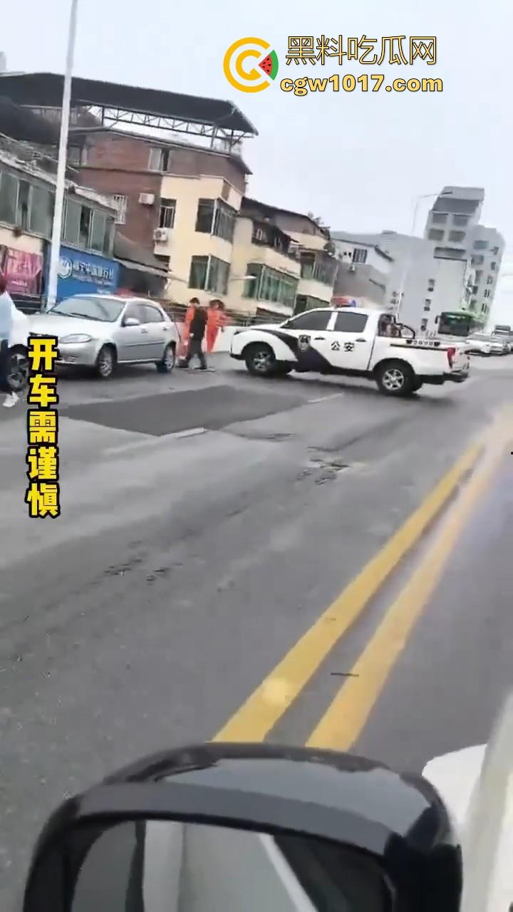 广西柳州市红光大桥发生一起公交车失控事故，多辆车被撞后车体受损，两轮电车驾驶员轻微受伤。  第3张