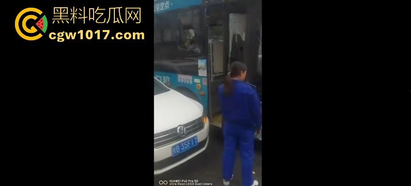 广西柳州市红光大桥发生一起公交车失控事故，多辆车被撞后车体受损，两轮电车驾驶员轻微受伤。  第5张