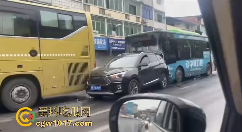 广西柳州市红光大桥发生一起公交车失控事故，多辆车被撞后车体受损，两轮电车驾驶员轻微受伤。  第6张