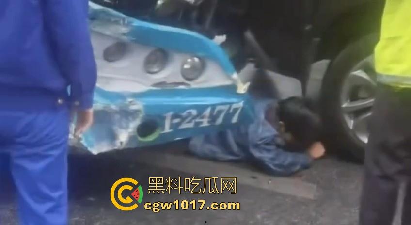 广西柳州市红光大桥发生一起公交车失控事故，多辆车被撞后车体受损，两轮电车驾驶员轻微受伤。  第7张