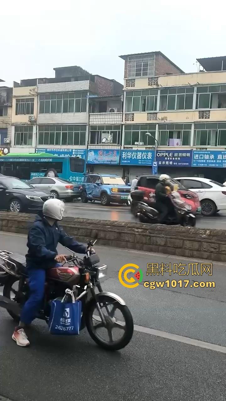 广西柳州市红光大桥发生一起公交车失控事故，多辆车被撞后车体受损，两轮电车驾驶员轻微受伤。  第8张