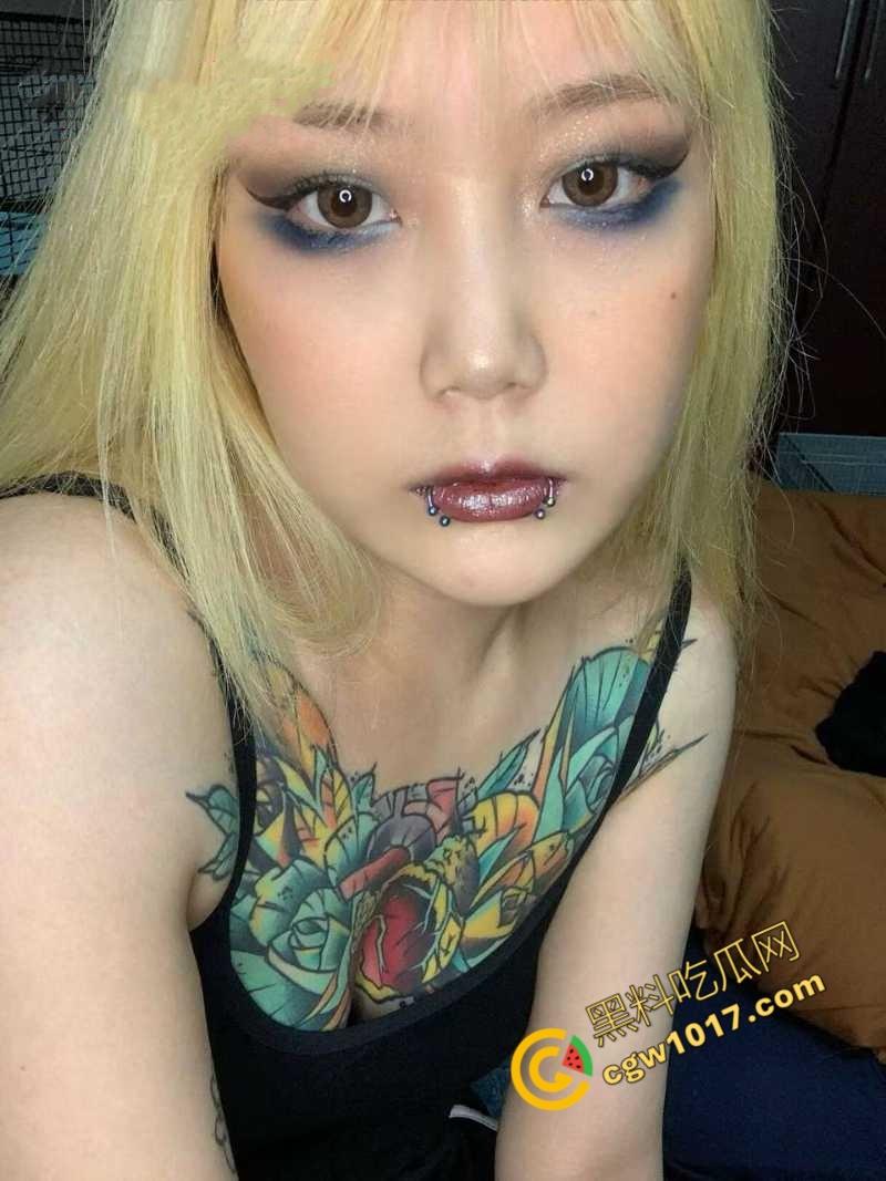 性感新疆纹身美女身体抵债：骚穴淫水横流，极品大奶，粉嫩骚穴被暴插，纹身师疯狂赚取纹身费！  第1张