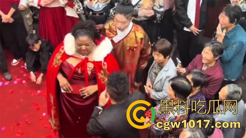 有钱就是豪横啊！山东小伙娶美国黑新娘，嫁妆1000万美金和多处房产，新娘好像不喜欢这门婚事，一直黑着脸呢！  第6张