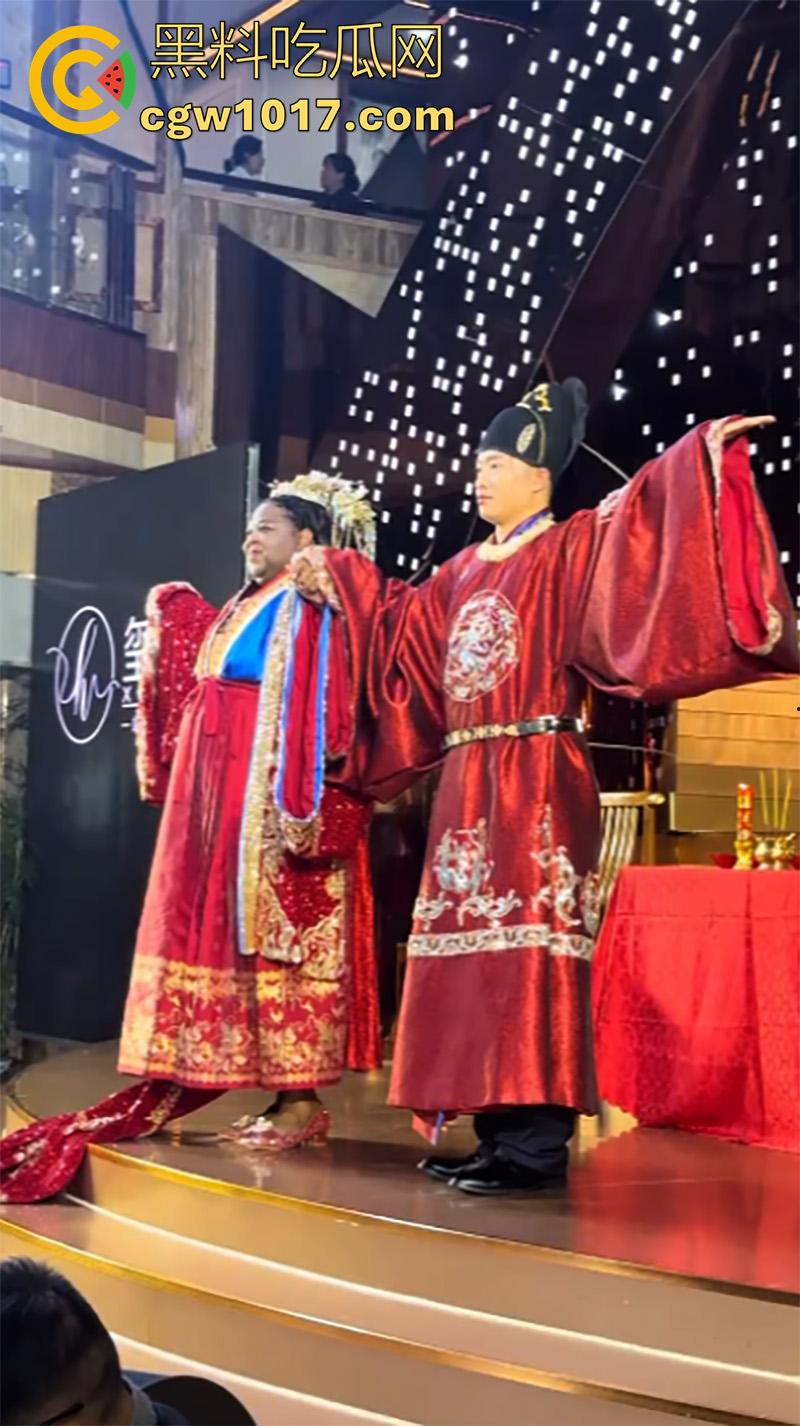 有钱就是豪横啊！山东小伙娶美国黑新娘，嫁妆1000万美金和多处房产，新娘好像不喜欢这门婚事，一直黑着脸呢！  第8张