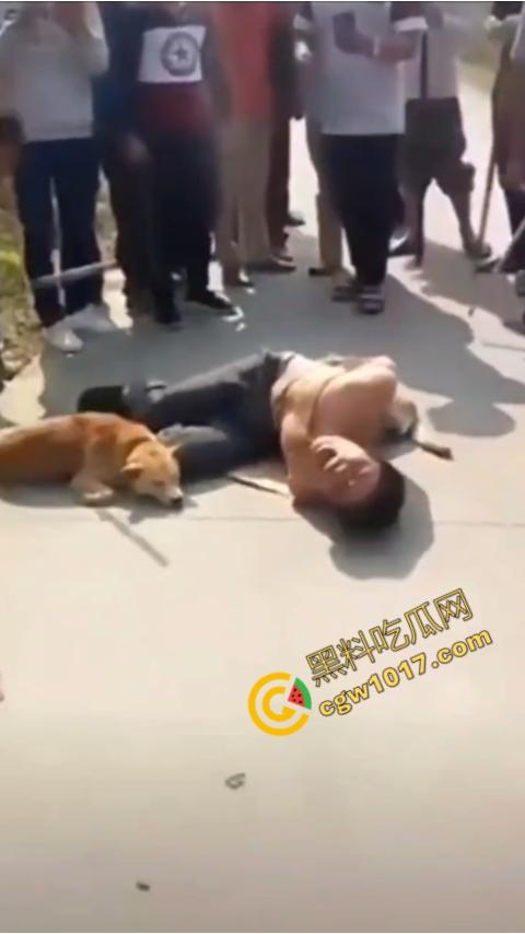 广西村民抓住偷狗贼，脱光殴打，场面血腥凶残，围观村民挥棒狂殴，男子惨嚎不断，村民誓要为爱犬复仇！  第6张