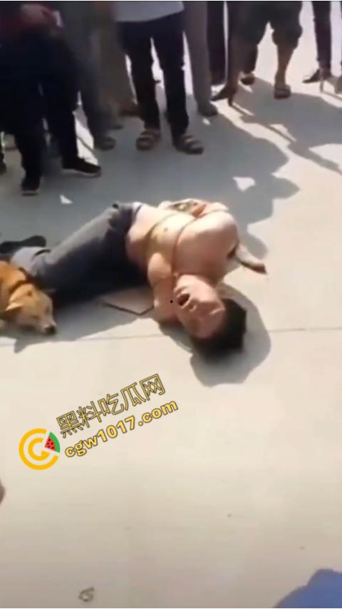 广西村民抓住偷狗贼，脱光殴打，场面血腥凶残，围观村民挥棒狂殴，男子惨嚎不断，村民誓要为爱犬复仇！  第7张