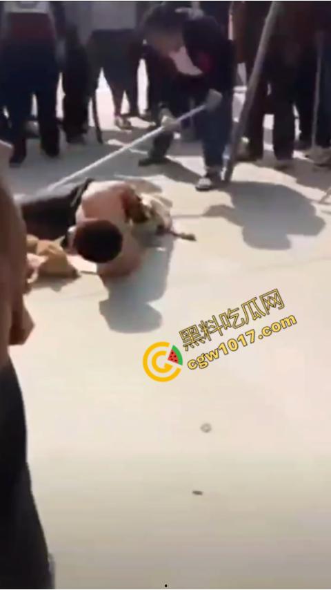 广西村民抓住偷狗贼，脱光殴打，场面血腥凶残，围观村民挥棒狂殴，男子惨嚎不断，村民誓要为爱犬复仇！  第8张