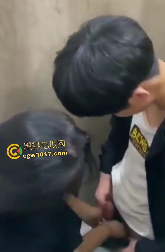 小情侣随时随地厕所开战，男子脱衣狂吸奶子，女生弯腰深喉鸡巴，偷拍兄弟差点被发现还想加入三P！  第1张