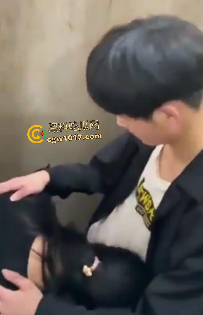 小情侣随时随地厕所开战，男子脱衣狂吸奶子，女生弯腰深喉鸡巴，偷拍兄弟差点被发现还想加入三P！  第3张