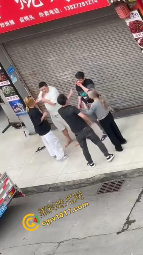 血腥街角斗殴！刀光剑影，鲜血四溅，年轻小伙惨遭横死，愤怒女子撕心裂肺呼救！  第3张