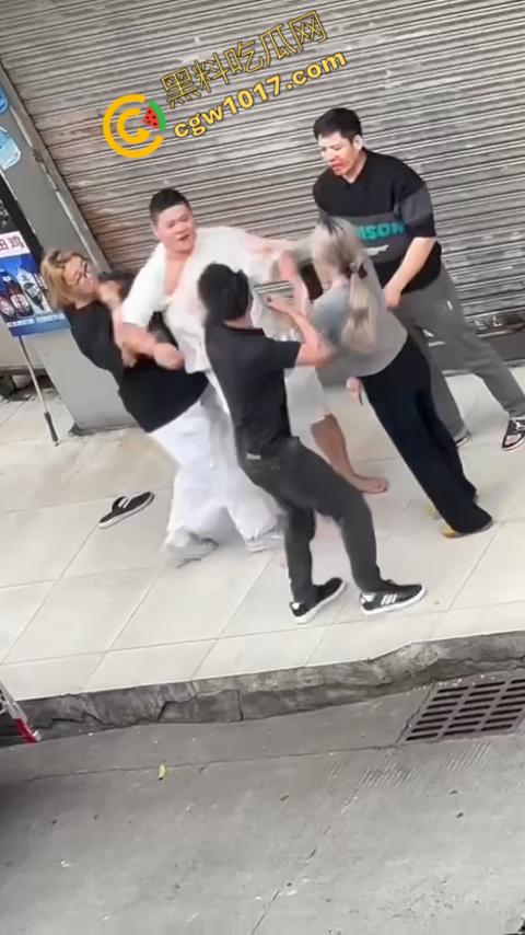 血腥街角斗殴！刀光剑影，鲜血四溅，年轻小伙惨遭横死，愤怒女子撕心裂肺呼救！  第4张