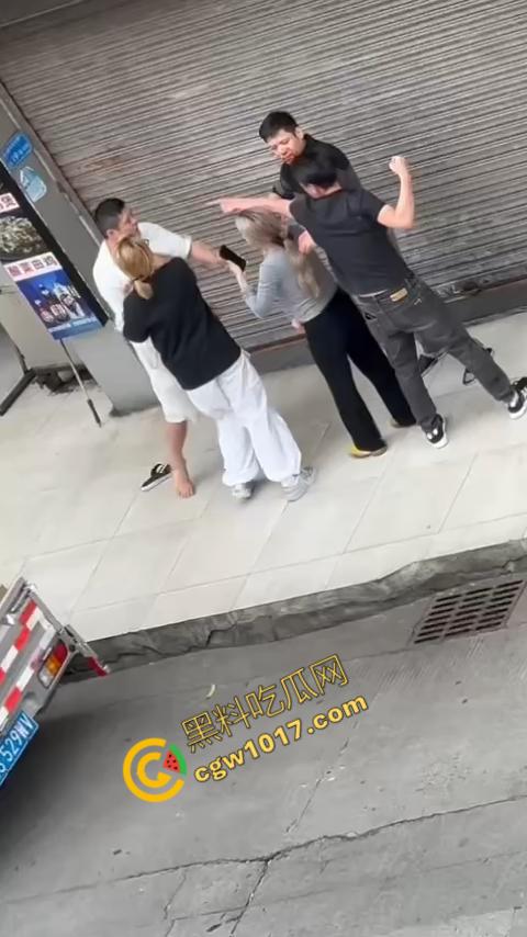 血腥街角斗殴！刀光剑影，鲜血四溅，年轻小伙惨遭横死，愤怒女子撕心裂肺呼救！  第1张