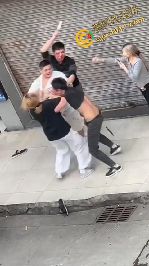 血腥街角斗殴！刀光剑影，鲜血四溅，年轻小伙惨遭横死，愤怒女子撕心裂肺呼救！  第6张