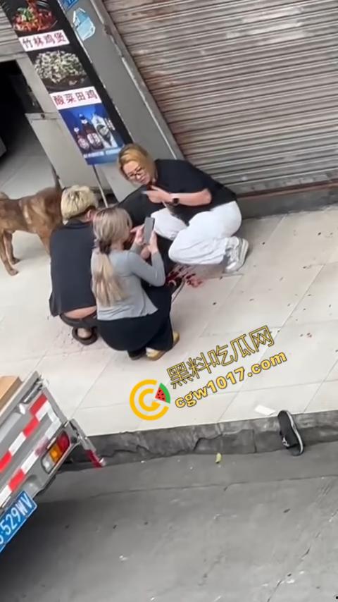 血腥街角斗殴！刀光剑影，鲜血四溅，年轻小伙惨遭横死，愤怒女子撕心裂肺呼救！  第11张